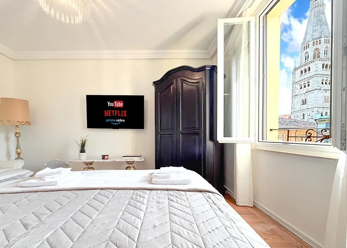 Attico D'autore In Piazza Con Vista Ghirlandina Modena