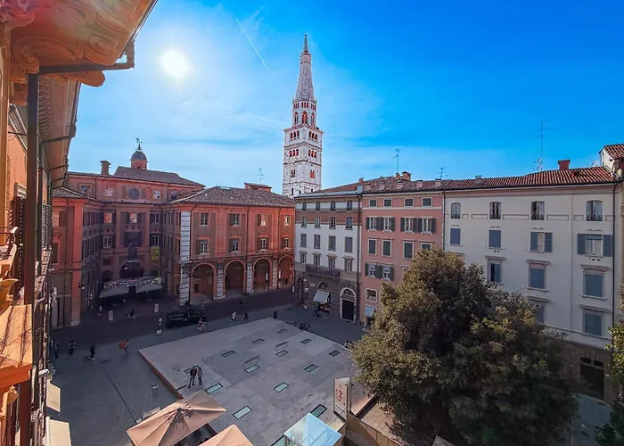 Attico D'autore In Piazza Con Vista Ghirlandina Modena